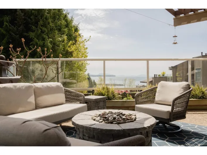 102 15025 VICTORIA AVENUE, White Rock