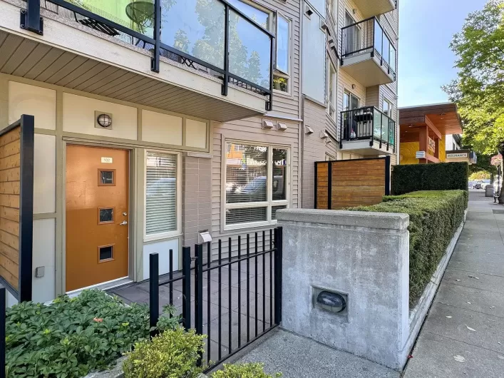 102 20460 DOUGLAS CRESCENT, Langley