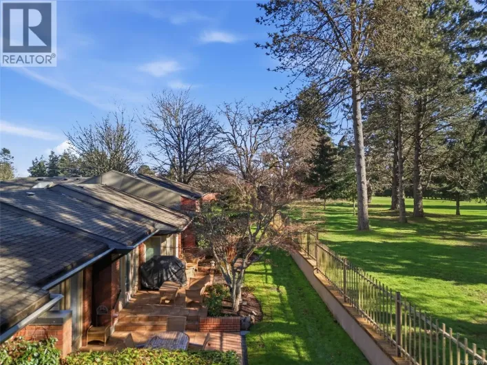 102 2345 Cedar Hill Cross Rd, Oak Bay