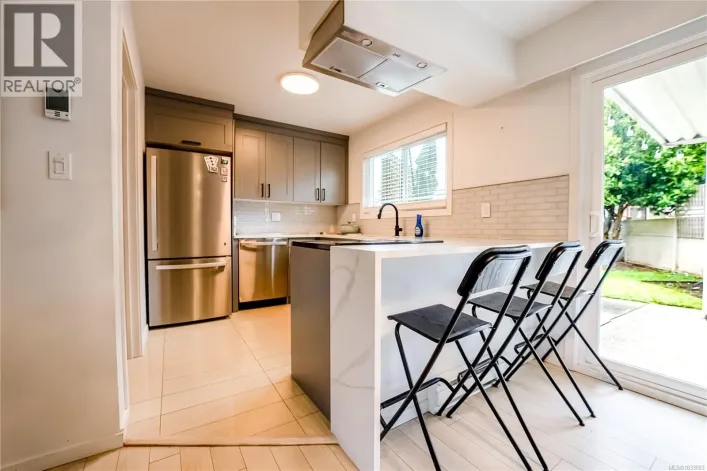 102 2860 Sooke Lake Rd, Langford