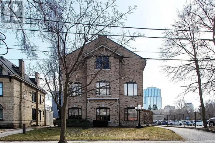 102 - 295 WOLFE STREET, London East