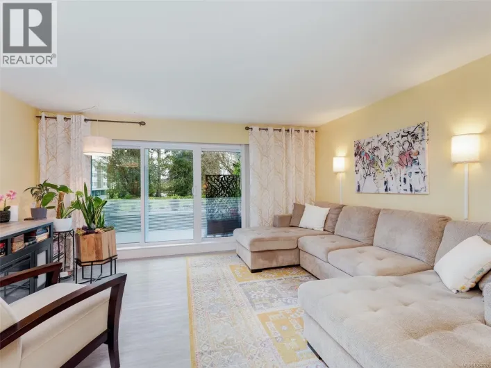 102 3277 Quadra St, Saanich