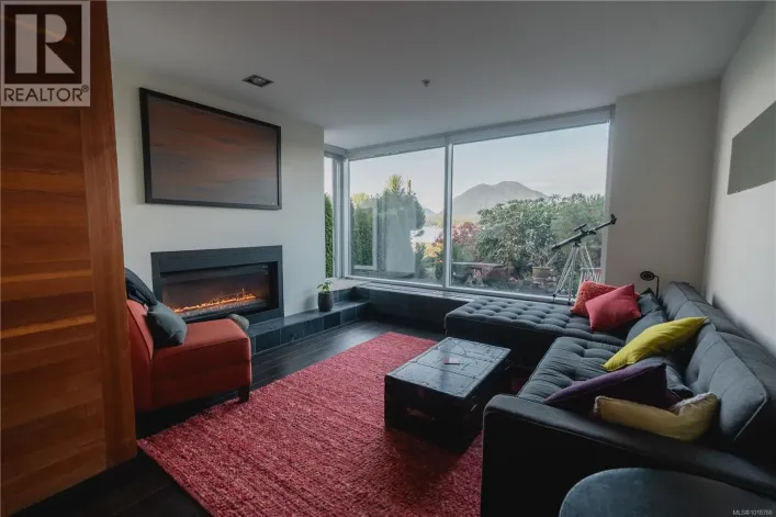 102 368 Main St, Tofino