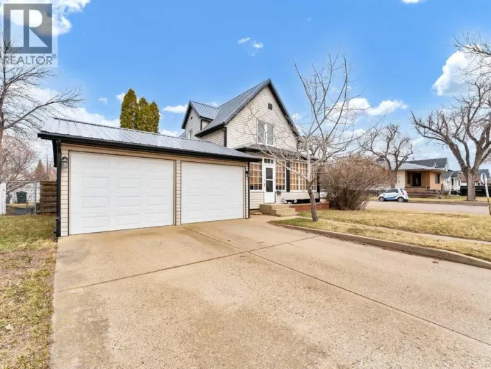 102 4 Street SW, Medicine Hat