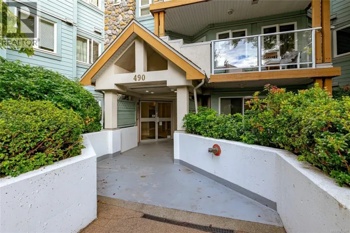 102 490 Marsett Pl, Saanich