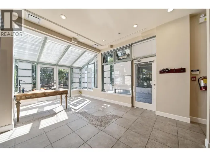 102 6388 BAY STREET, West Vancouver