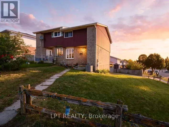 House for sale: 102 THE COUNTRY WAY, Kitchener