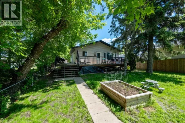 1022 10 Avenue, Wainwright