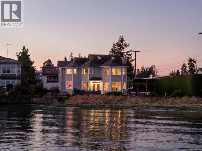 10239 Fifth St, Sidney