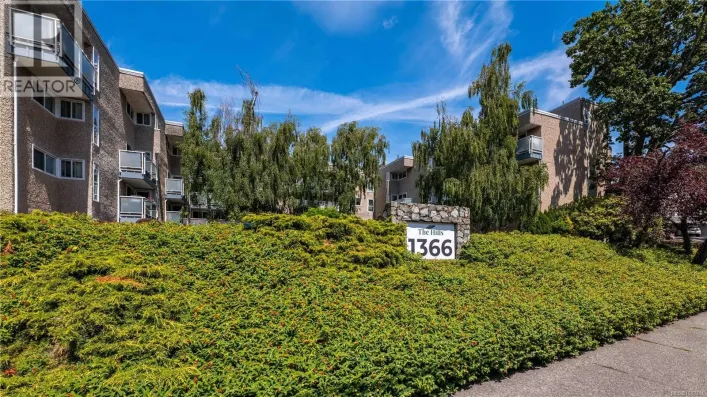 103 1366 Hillside Ave, Victoria