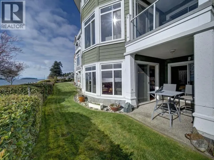 103 5470 INLET AVENUE, Sechelt