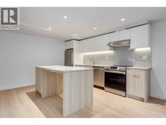 104 126 21ST ST E STREET, North Vancouver