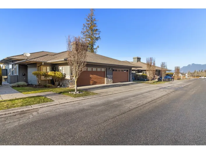 104 51096 FALLS COURT|Eastern Hillsides, Chilliwack