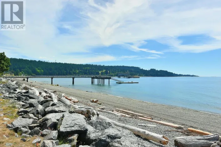 104 5470 INLET AVENUE, Sechelt
