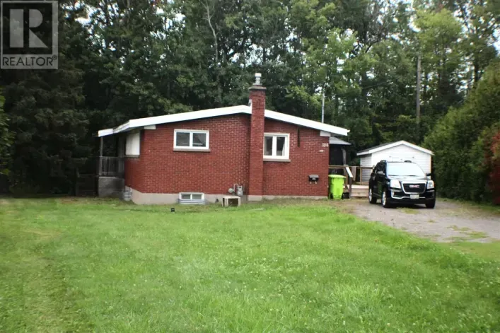 104 White Oak DR W, Sault Ste Marie