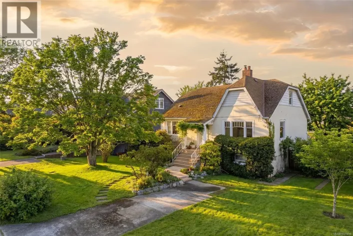 1043 Roslyn Rd, Oak Bay