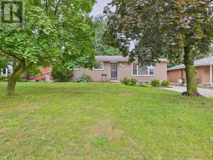 1049 WELLINGTON STREET, Saugeen Shores