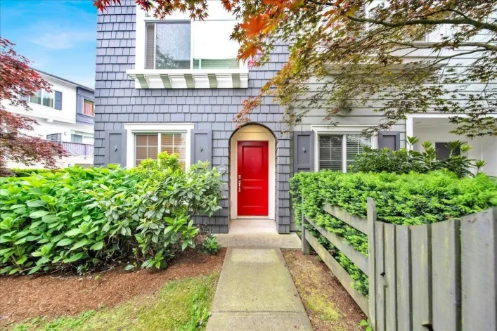105 15340 GUILDFORD DRIVE, Surrey
