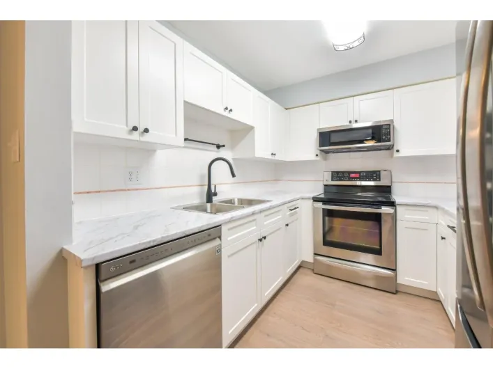 106 1533 BEST STREET, White Rock