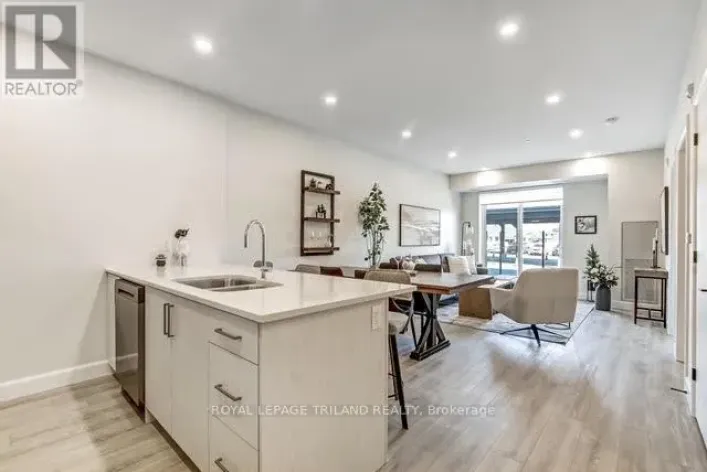 106 - 16 COMPASS TRAIL, Central Elgin