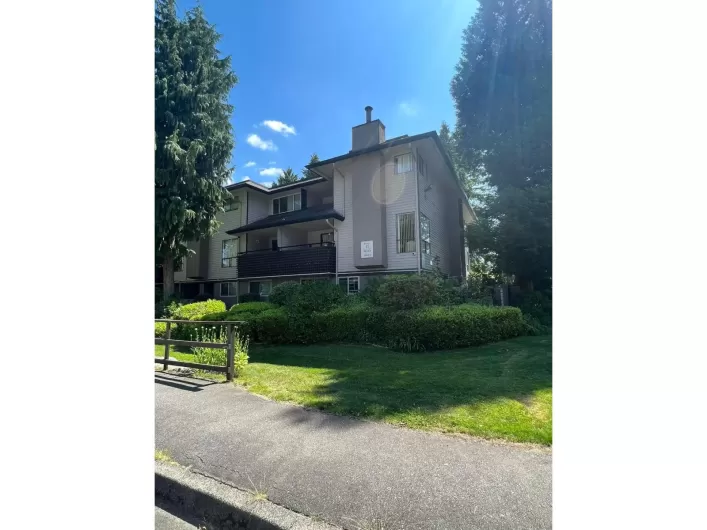 10600 HOLLY PARK LANE, Surrey