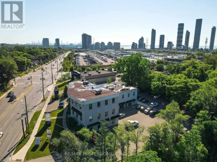 107 - 523 THE QUEENSWAY WAY, Toronto