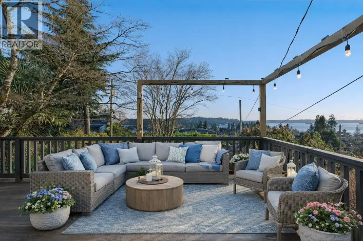 1073 CLYDE AVENUE, West Vancouver