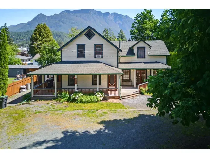 House for sale: 1075 3RD AVENUE|Hope, Hope