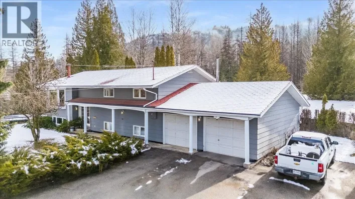 1076 COLUMBIA GARDENS Road, Fruitvale