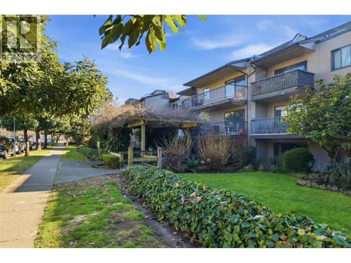 108 251 W 4TH STREET, North Vancouver
