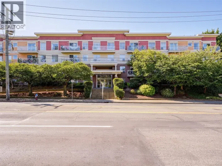 109 1371 Hillside Ave, Victoria