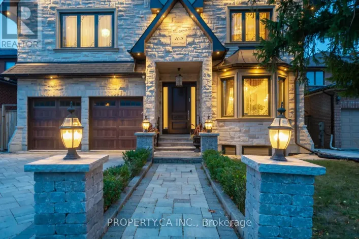 109 OXFORD STREET, Richmond Hill