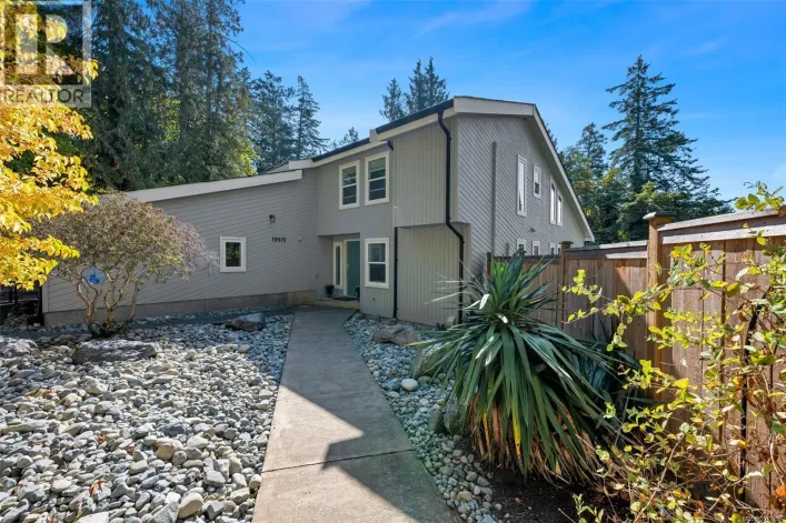 10915 Cedar Lane, North Saanich
