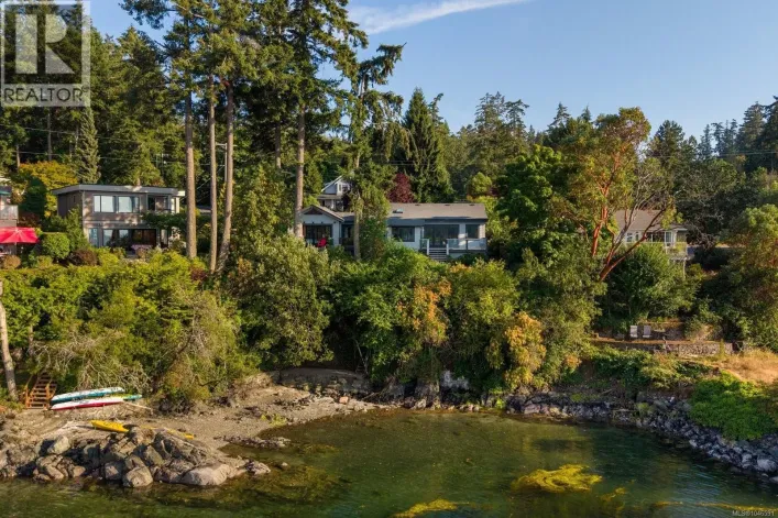 10994 Madrona Dr, North Saanich