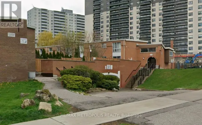 11 - 10 LEITH HILL ROAD, Toronto