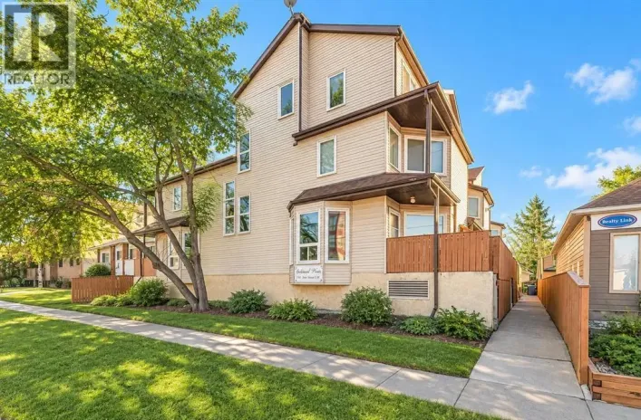 Row / Townhouse for sale: 11, 113 22 Avenue NE, Calgary