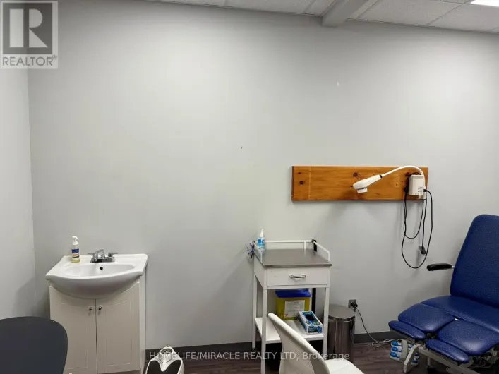 #1-1 - 220 MAIN STREET, Loyalist