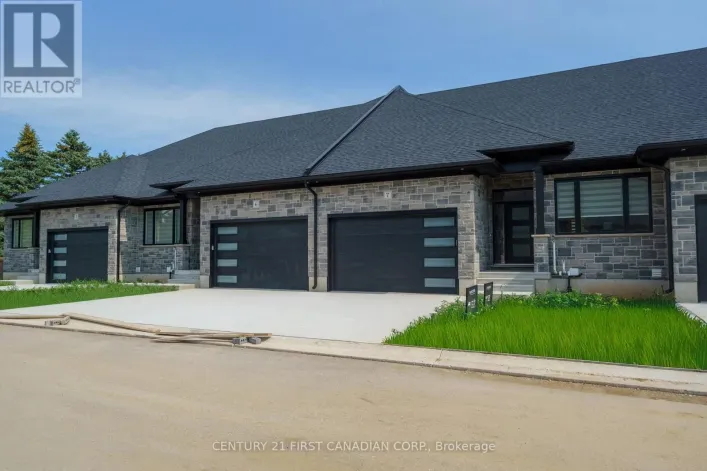 11 - 32 POSTMA CRESCENT, North Middlesex