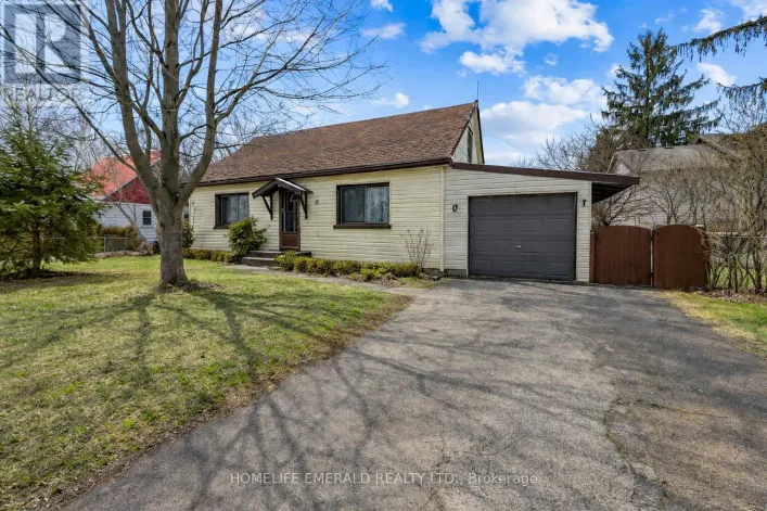 11 CENTRE STREET, Essa