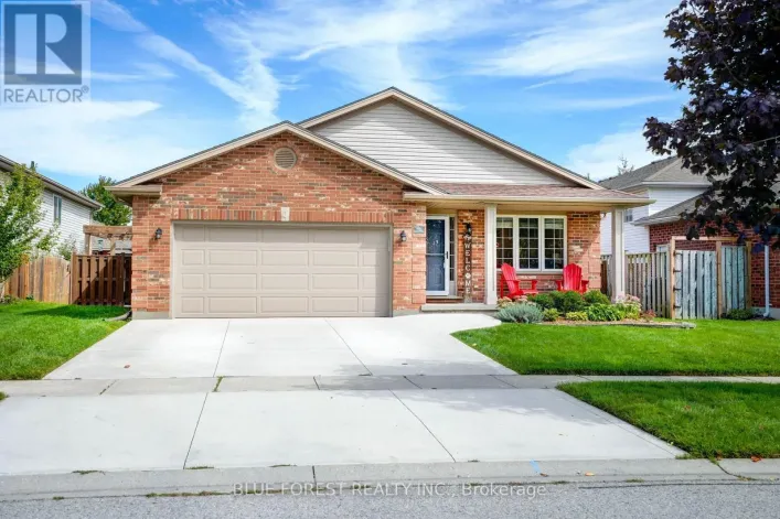 11 EDGEWELL CRESCENT, Central Elgin