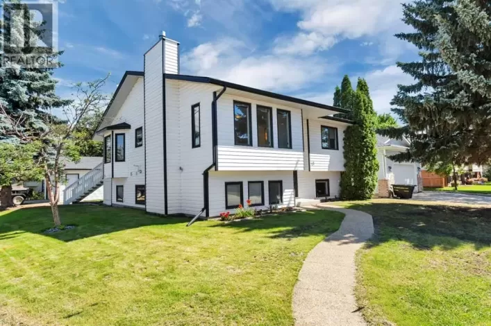 11 Maple Bay, Lacombe