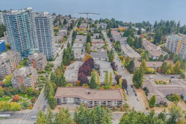 110 15020 NORTH BLUFF ROAD, White Rock