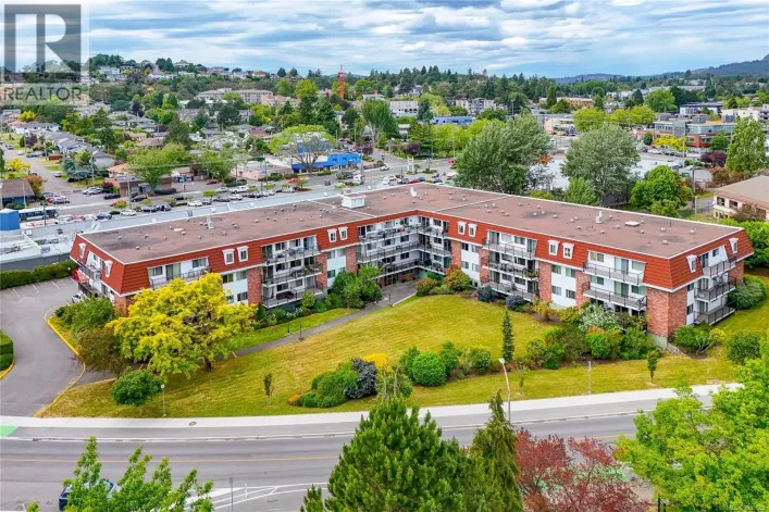 110 1680 Poplar Ave, Saanich
