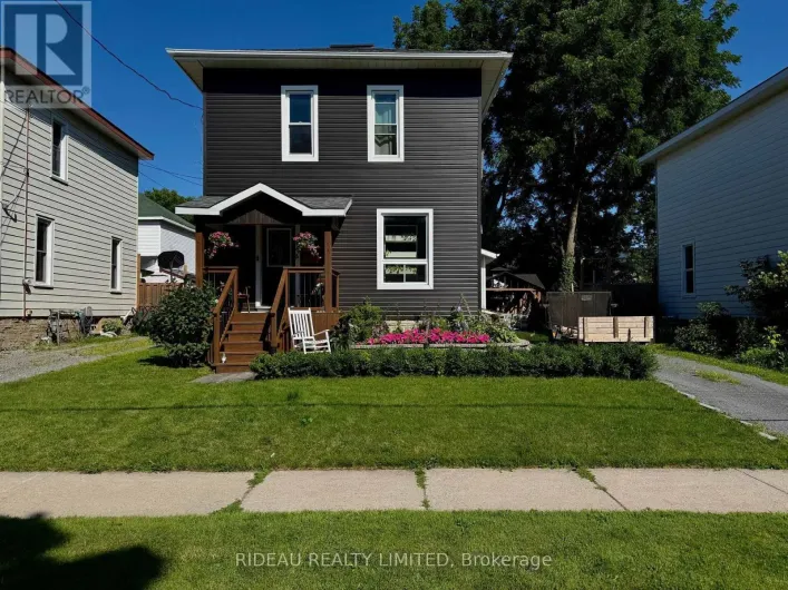 110 MAIN STREET E, Smiths Falls