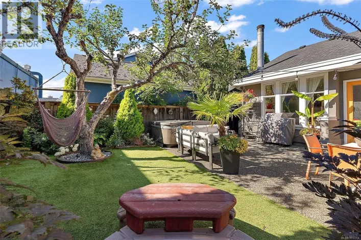 Duplex for sale: 1109 Caledonia Ave, Victoria