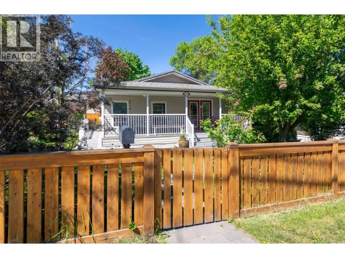 111 1 Street SE, Salmon Arm