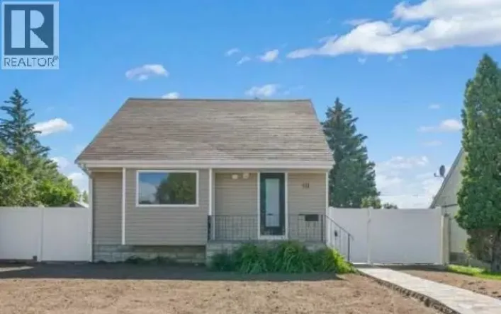111 10 Street SW, Medicine Hat
