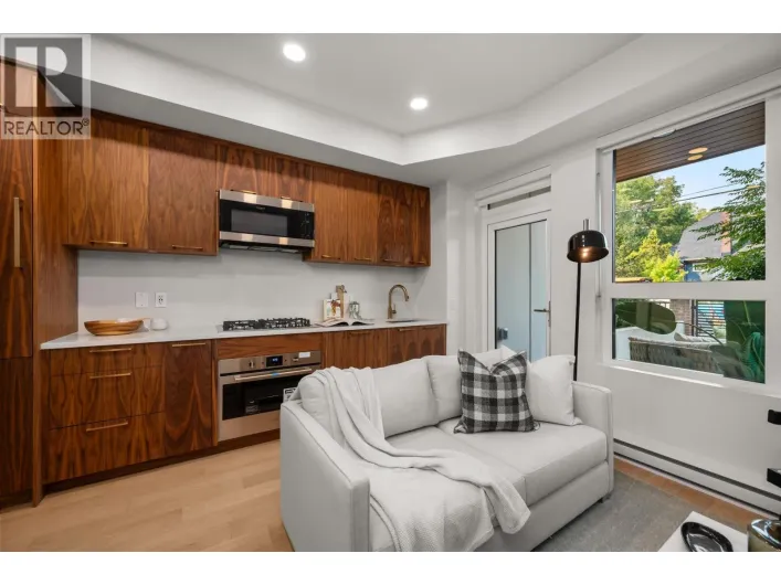 111 2550 GARDEN DRIVE, Vancouver