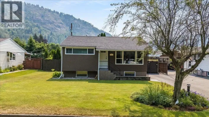 1112 Marianna Crescent, Trail