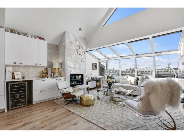 1115 ELM STREET, White Rock